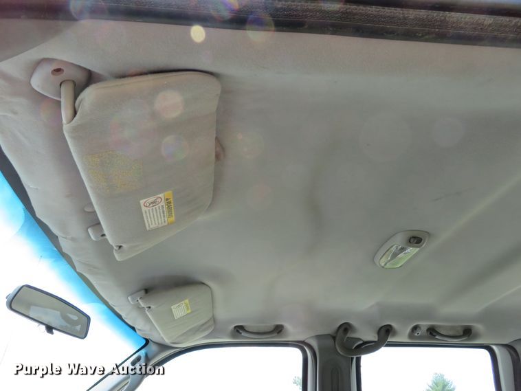 image for item DE8249 2004 Ford F350 Super Duty XL Crew Cab pickup truck