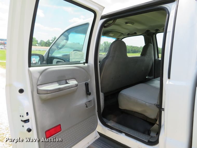 image for item DE8249 2004 Ford F350 Super Duty XL Crew Cab pickup truck