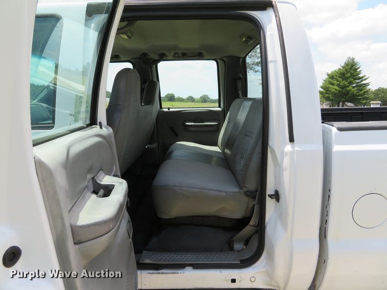 image for item DE8249 2004 Ford F350 Super Duty XL Crew Cab pickup truck