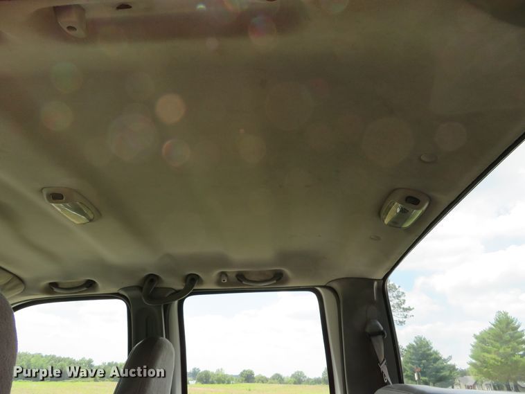 image for item DE8249 2004 Ford F350 Super Duty XL Crew Cab pickup truck