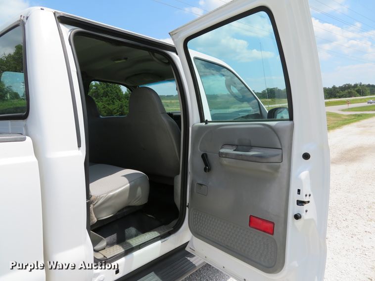 image for item DE8249 2004 Ford F350 Super Duty XL Crew Cab pickup truck