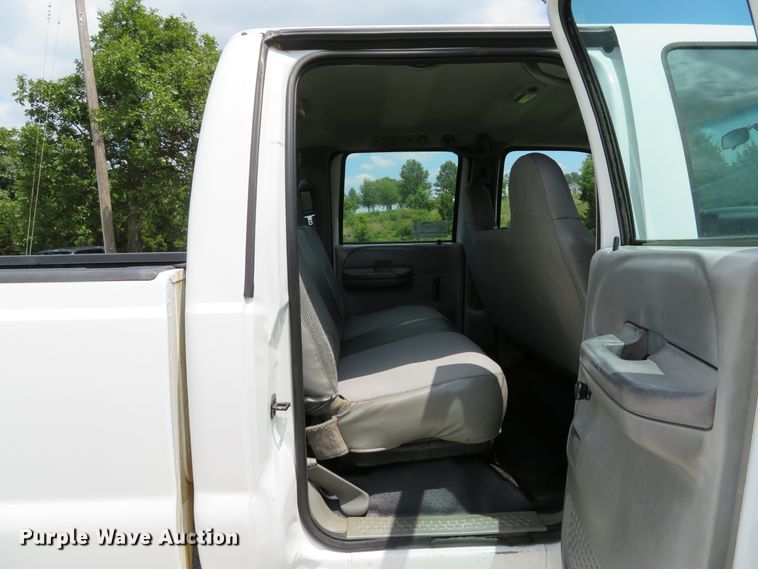 image for item DE8249 2004 Ford F350 Super Duty XL Crew Cab pickup truck