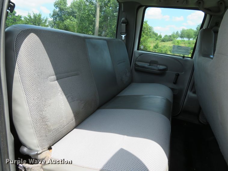 image for item DE8249 2004 Ford F350 Super Duty XL Crew Cab pickup truck