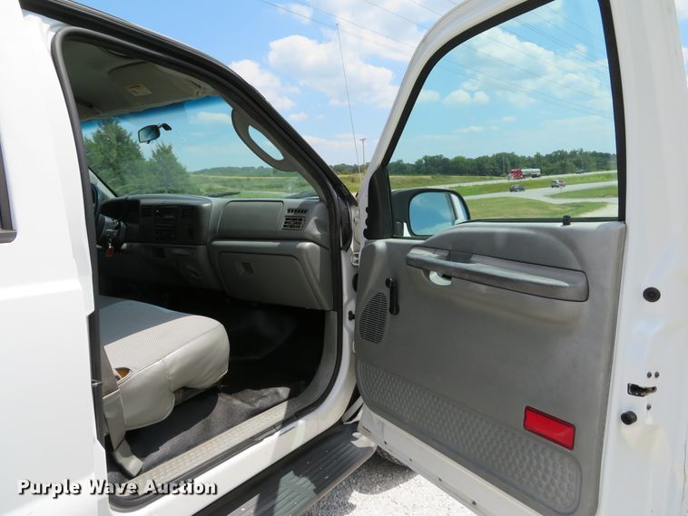 image for item DE8249 2004 Ford F350 Super Duty XL Crew Cab pickup truck