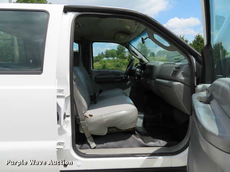 image for item DE8249 2004 Ford F350 Super Duty XL Crew Cab pickup truck