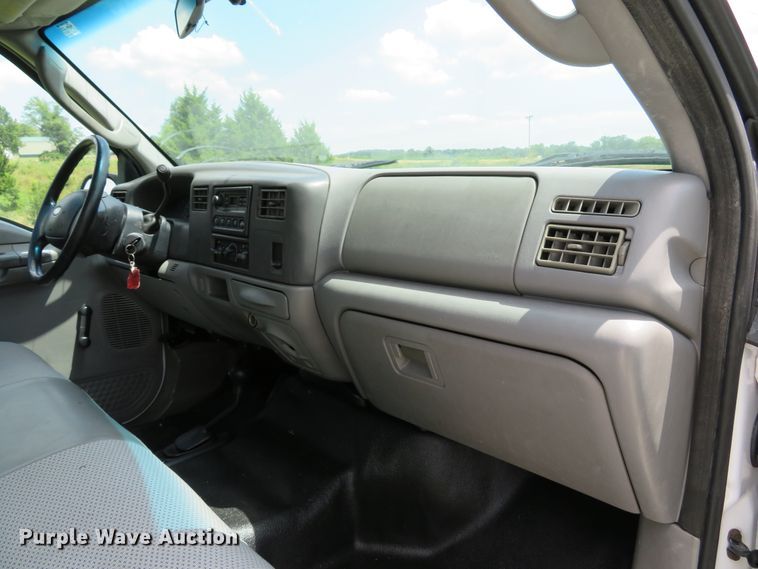 image for item DE8249 2004 Ford F350 Super Duty XL Crew Cab pickup truck