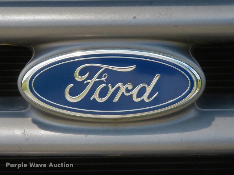 image for item DE8249 2004 Ford F350 Super Duty XL Crew Cab pickup truck