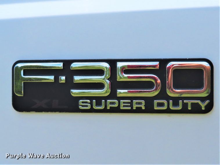 image for item DE8249 2004 Ford F350 Super Duty XL Crew Cab pickup truck