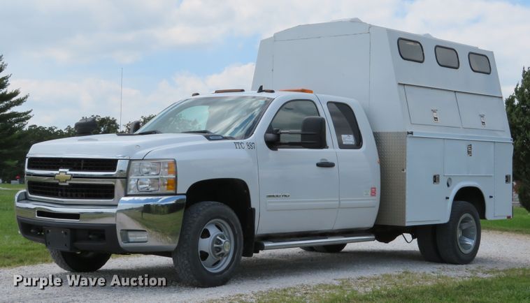 image for item DE8251 2010 Chevrolet Silverado 3500HD Ext. Cab utility bed pickup truck