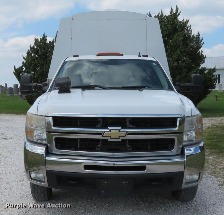 image for item DE8251 2010 Chevrolet Silverado 3500HD Ext. Cab utility bed pickup truck