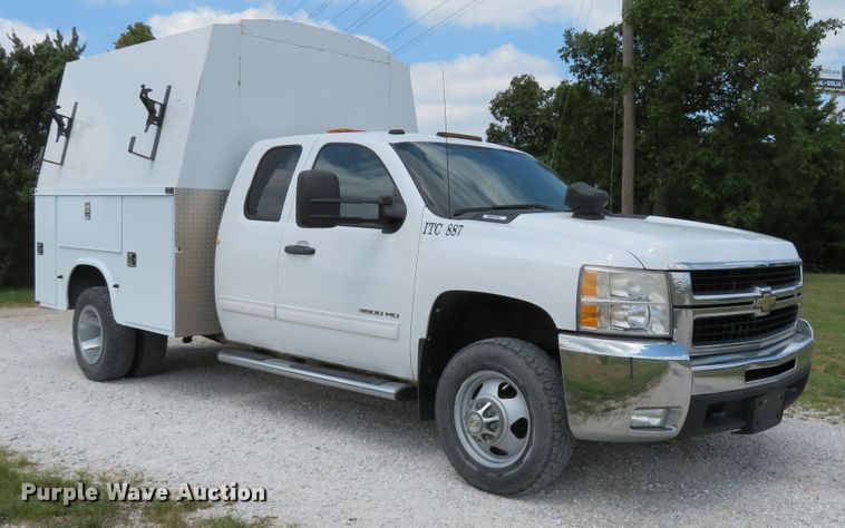 image for item DE8251 2010 Chevrolet Silverado 3500HD Ext. Cab utility bed pickup truck