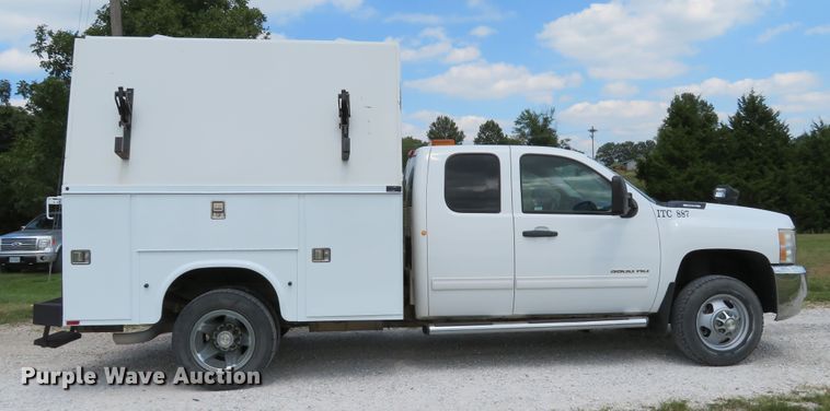 image for item DE8251 2010 Chevrolet Silverado 3500HD Ext. Cab utility bed pickup truck