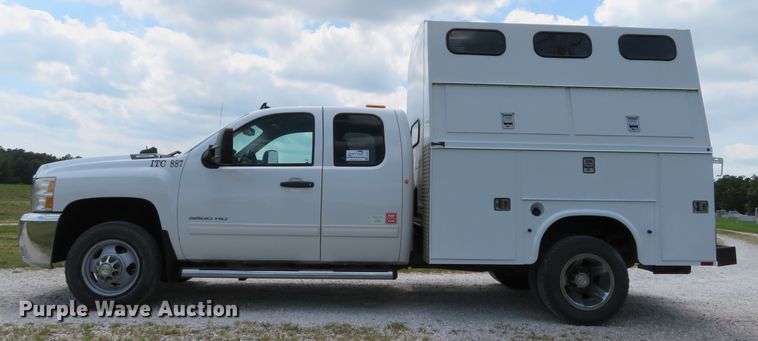 image for item DE8251 2010 Chevrolet Silverado 3500HD Ext. Cab utility bed pickup truck