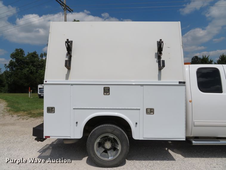 image for item DE8251 2010 Chevrolet Silverado 3500HD Ext. Cab utility bed pickup truck