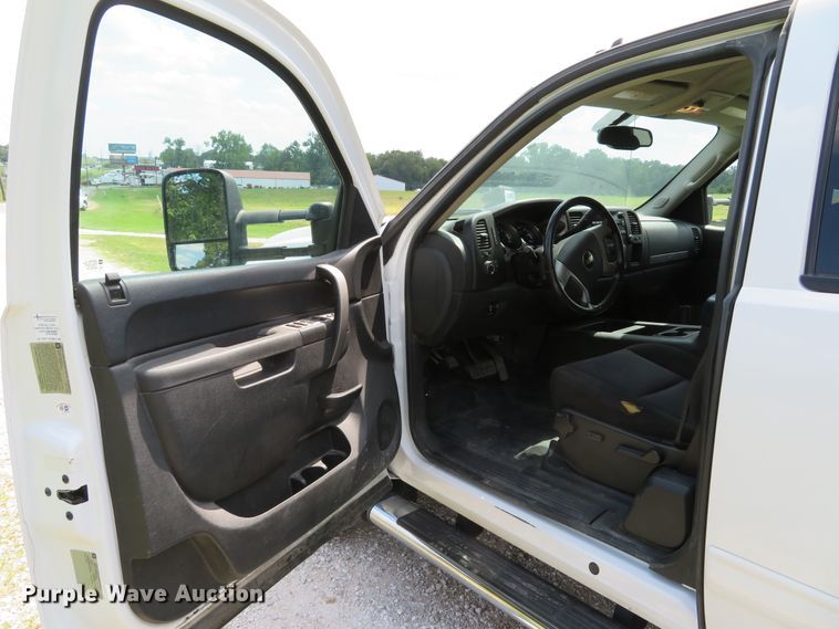 image for item DE8251 2010 Chevrolet Silverado 3500HD Ext. Cab utility bed pickup truck