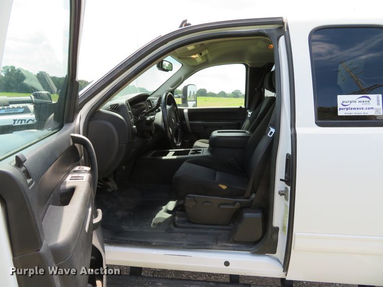 image for item DE8251 2010 Chevrolet Silverado 3500HD Ext. Cab utility bed pickup truck