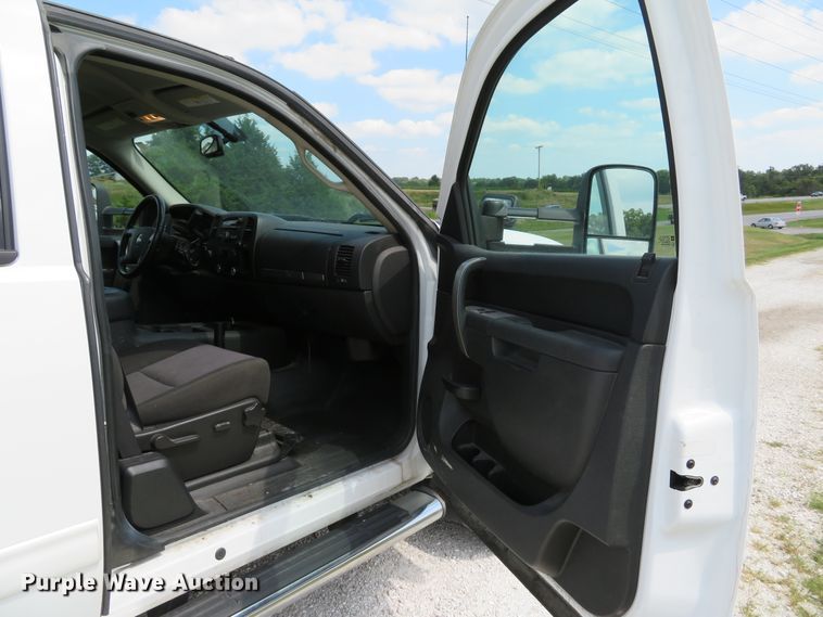 image for item DE8251 2010 Chevrolet Silverado 3500HD Ext. Cab utility bed pickup truck