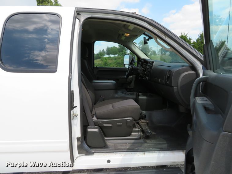 image for item DE8251 2010 Chevrolet Silverado 3500HD Ext. Cab utility bed pickup truck