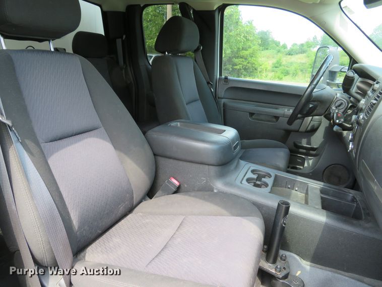 image for item DE8251 2010 Chevrolet Silverado 3500HD Ext. Cab utility bed pickup truck