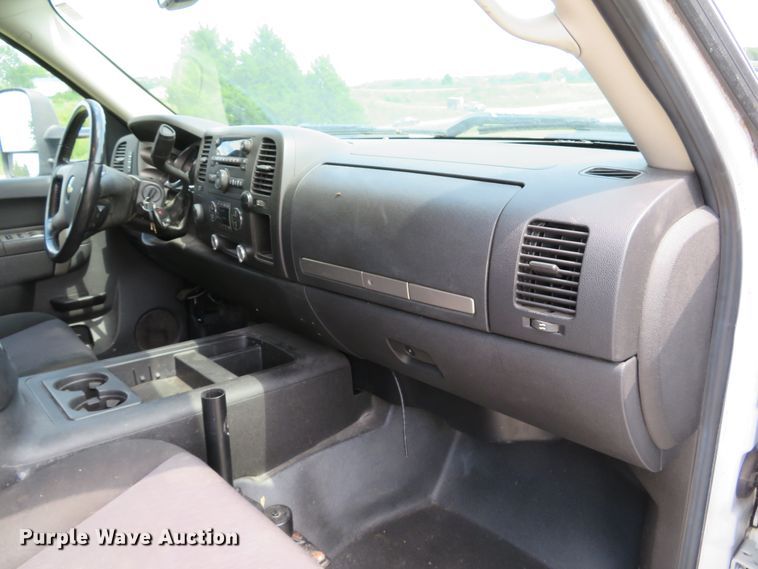 image for item DE8251 2010 Chevrolet Silverado 3500HD Ext. Cab utility bed pickup truck