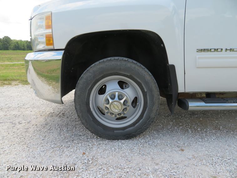 image for item DE8251 2010 Chevrolet Silverado 3500HD Ext. Cab utility bed pickup truck