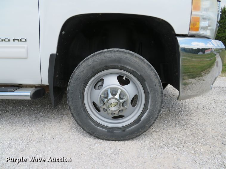 image for item DE8251 2010 Chevrolet Silverado 3500HD Ext. Cab utility bed pickup truck