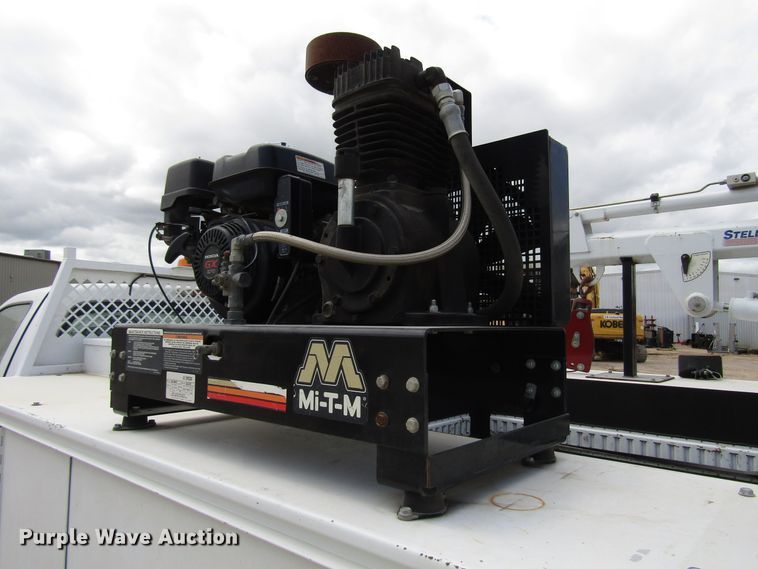 image for item DG1335 2012 Ford F550 service truck with crane