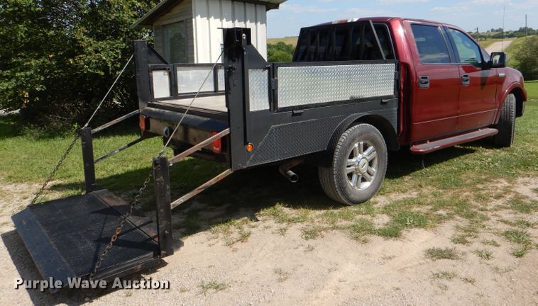 image for item DG4824 2004 Ford F150 Lariat SuperCrew flatbed pickup truck