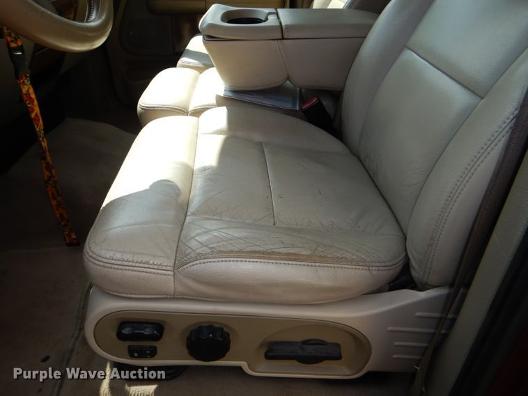 image for item DG4824 2004 Ford F150 Lariat SuperCrew flatbed pickup truck