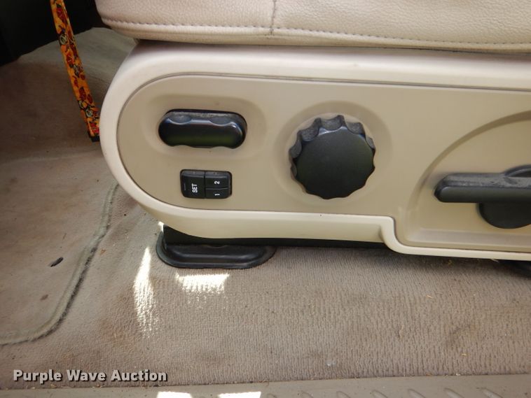 image for item DG4824 2004 Ford F150 Lariat SuperCrew flatbed pickup truck