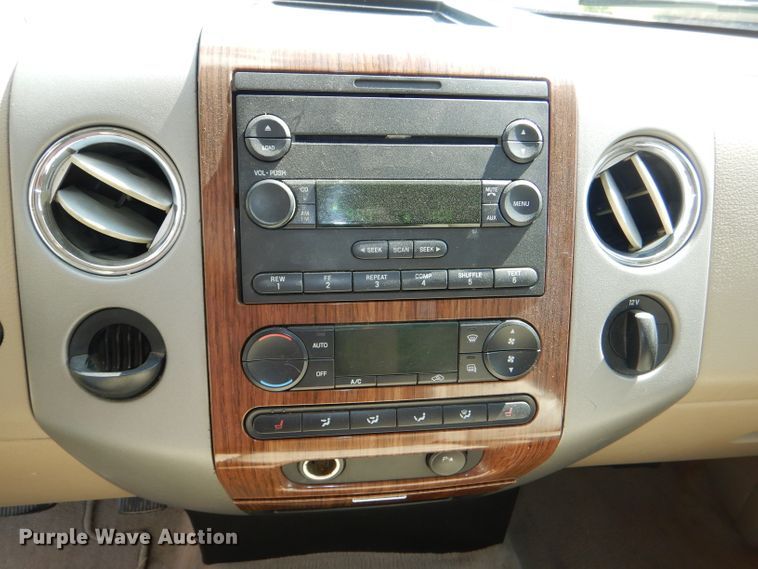 image for item DG4824 2004 Ford F150 Lariat SuperCrew flatbed pickup truck