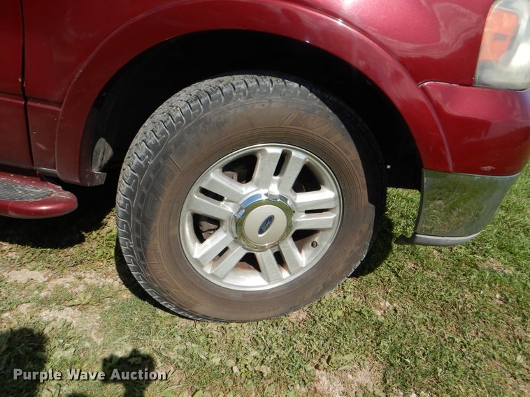 image for item DG4824 2004 Ford F150 Lariat SuperCrew flatbed pickup truck