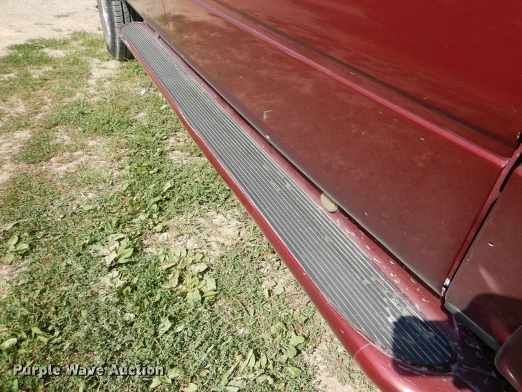 image for item DG4824 2004 Ford F150 Lariat SuperCrew flatbed pickup truck