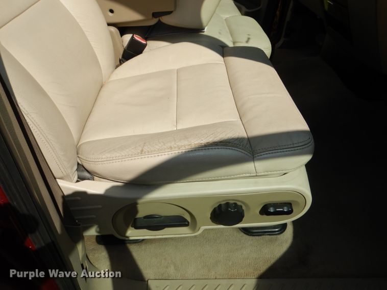 image for item DG4824 2004 Ford F150 Lariat SuperCrew flatbed pickup truck