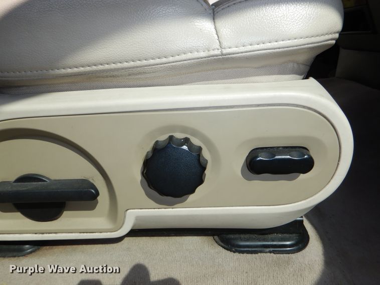 image for item DG4824 2004 Ford F150 Lariat SuperCrew flatbed pickup truck