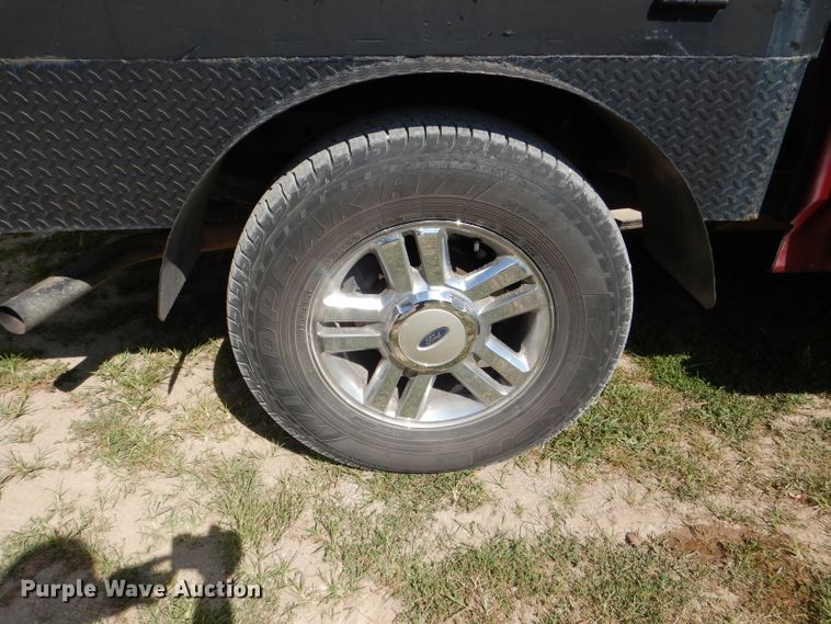 image for item DG4824 2004 Ford F150 Lariat SuperCrew flatbed pickup truck