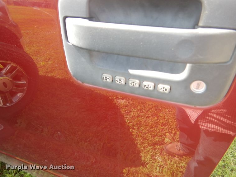 image for item DG4824 2004 Ford F150 Lariat SuperCrew flatbed pickup truck