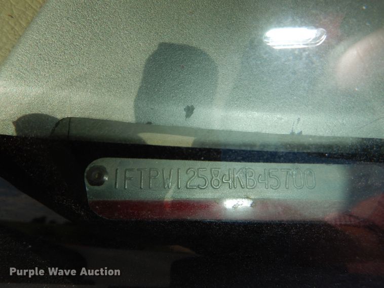 image for item DG4824 2004 Ford F150 Lariat SuperCrew flatbed pickup truck