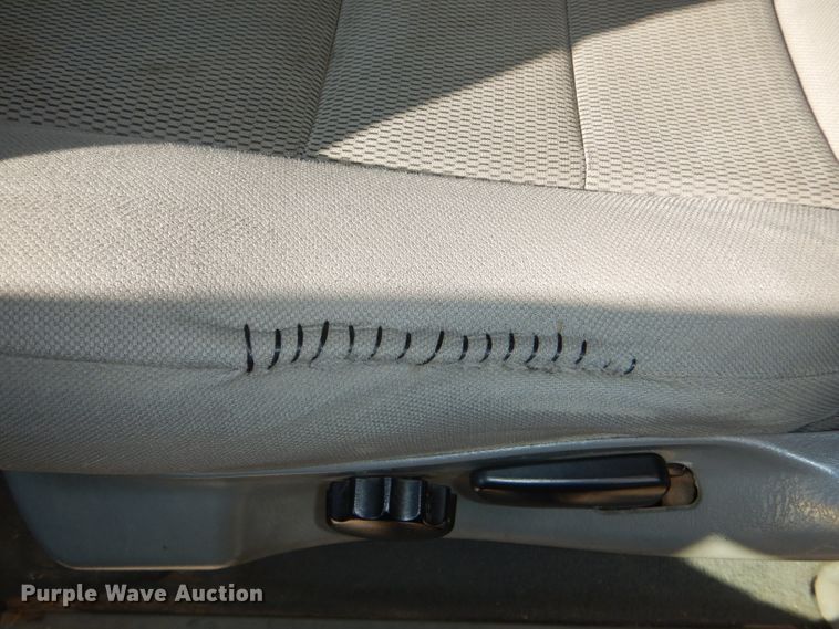 image for item DG4830 2004 Ford F350 Super Duty XLT flatbed pickup truck