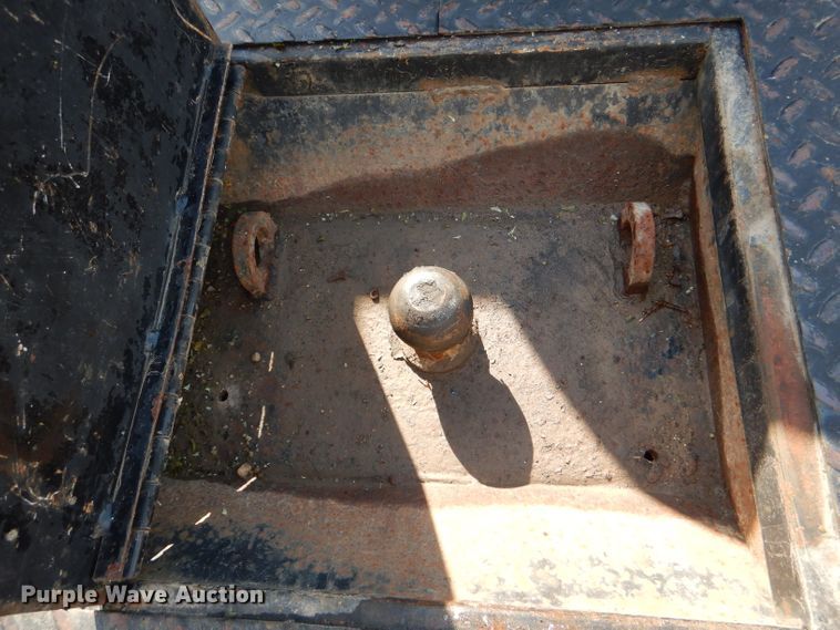 image for item DG4830 2004 Ford F350 Super Duty XLT flatbed pickup truck