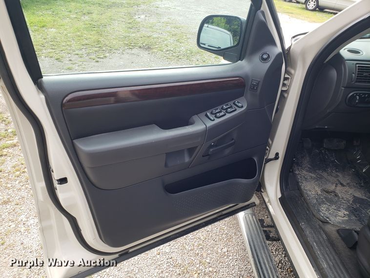 image for item DH4560 2005 Ford Explorer SUV