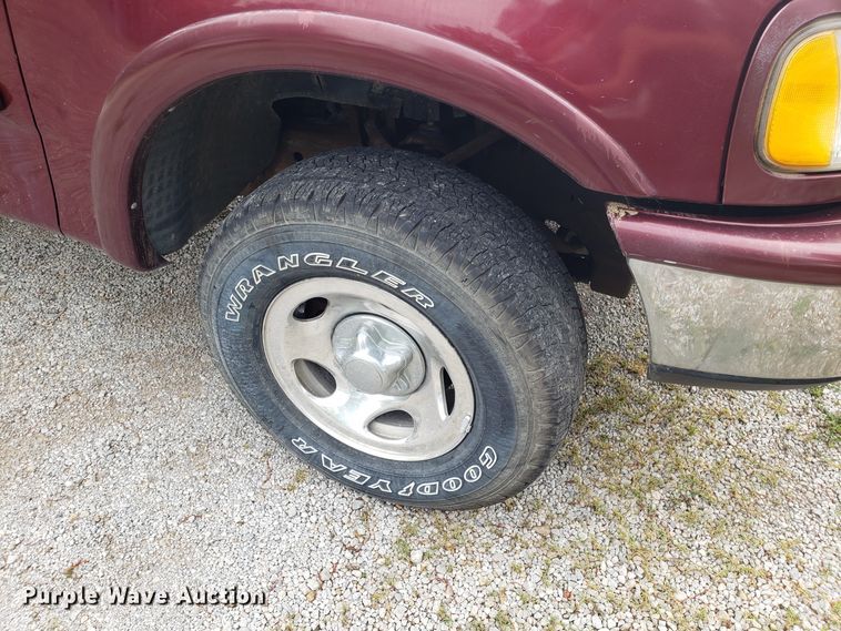 image for item DH4564 1997 Ford F150 SuperCab pickup truck