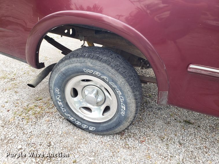 image for item DH4564 1997 Ford F150 SuperCab pickup truck