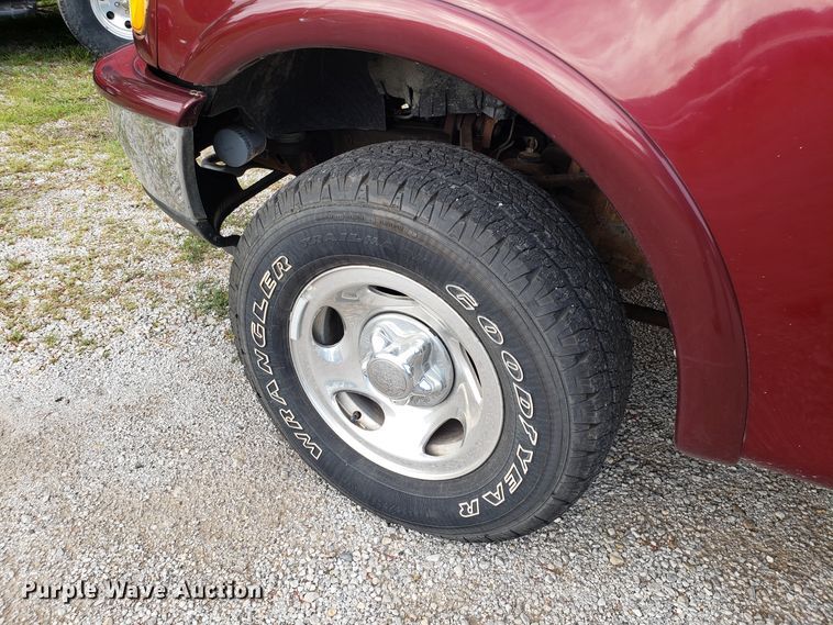 image for item DH4564 1997 Ford F150 SuperCab pickup truck