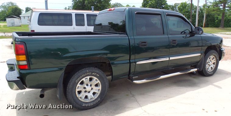 image for item DI0586 2005 GMC Sierra 1500 Crew Cab pickup truck