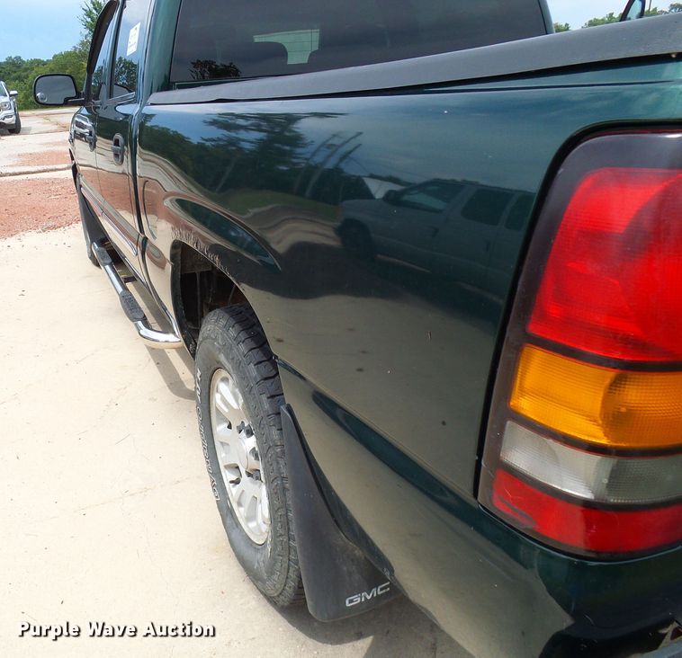 image for item DI0586 2005 GMC Sierra 1500 Crew Cab pickup truck