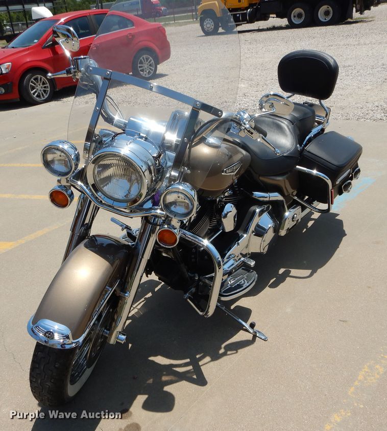 image for item EV9769 2004 Harley Davidson Road King Classic motorcycle