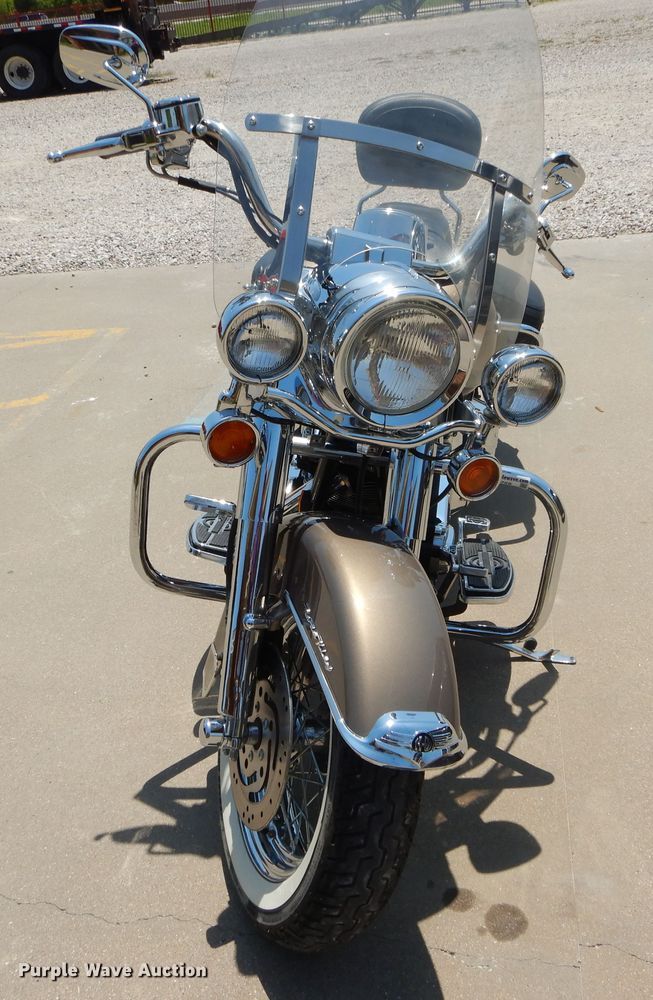 image for item EV9769 2004 Harley Davidson Road King Classic motorcycle