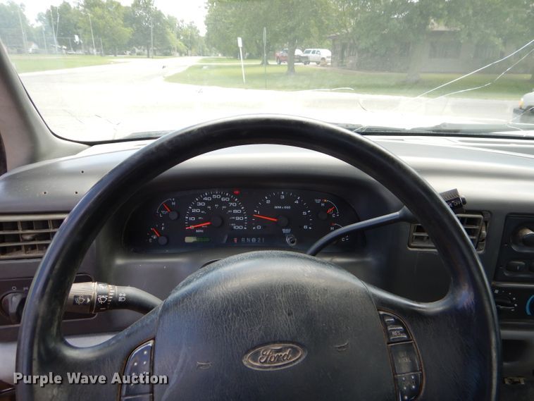 image for item FC9750 2002 Ford F250 Super Duty XL pickup truck