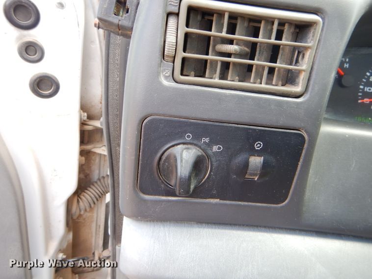 image for item FC9750 2002 Ford F250 Super Duty XL pickup truck